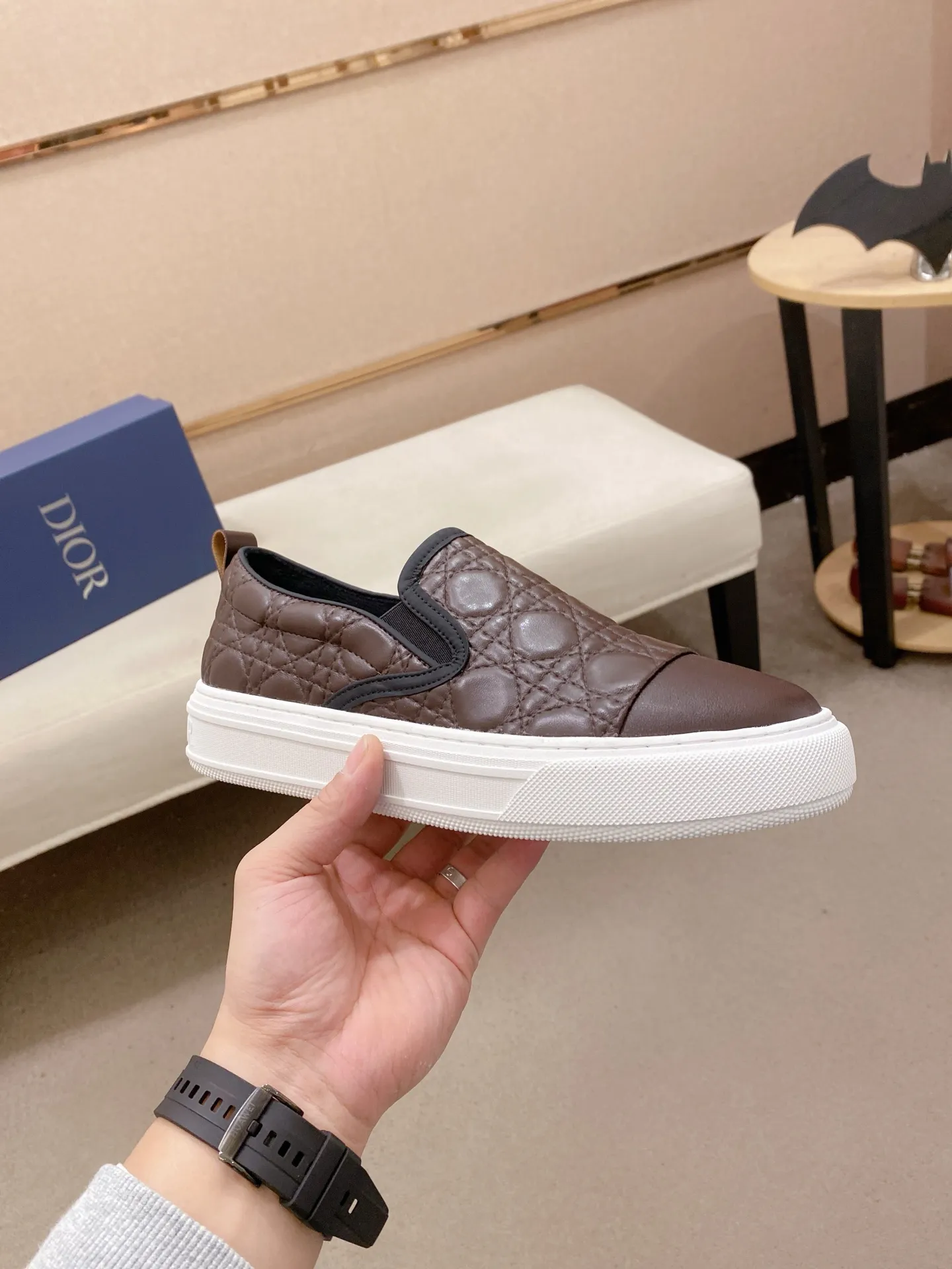 Factory price: 380💰 (leather lining * velvet lining optional) [Dior·Dio*] new casual sports style men's shoes, brand new design, perfect workmanship, slip-on lazy style to create cabinet quality, upper: imported first-layer cowhide, sheepskin lining is soft and comfortable, ultra-light rubber wear-resistant outsole, simple, versatile men's shoes, size: 39-44. Can be customized.45.46.47